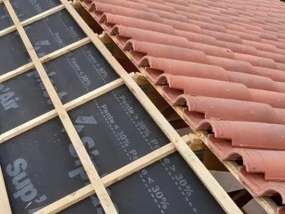 Pose de fermette et tuiles sur pavillon neuf