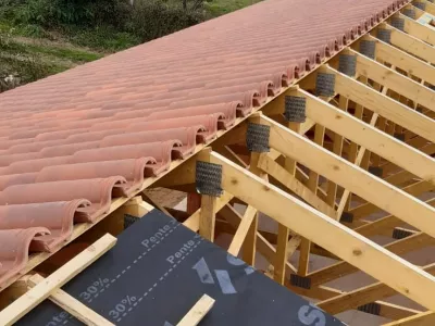 Pose de fermette et tuiles sur pavillon neuf