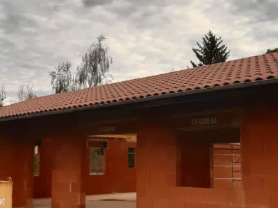 Pose de fermette et tuiles sur pavillon neuf